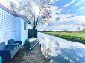 Nettes Ferienhaus in Wervershoof mit Terrasse, Garten und Grill